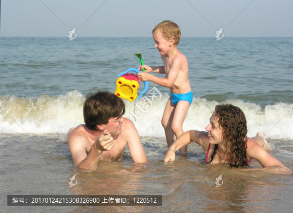 家庭在海灘上