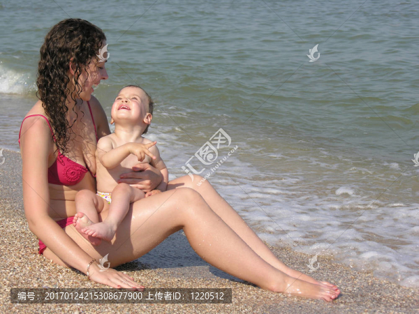 母親與嬰兒在海灘上