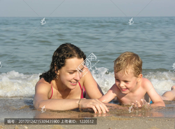 海灘上的母親