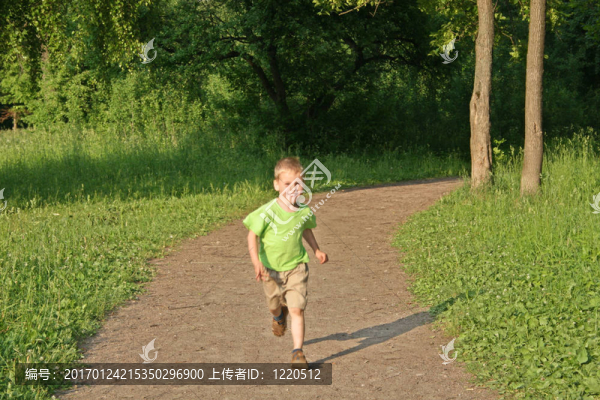 從森林跑男孩-匯圖網(wǎng) www.fosd68.com 從森林跑男孩