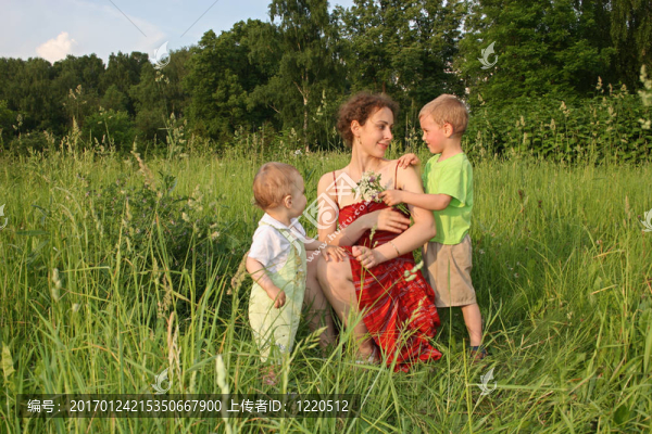 孩子給媽媽鮮花