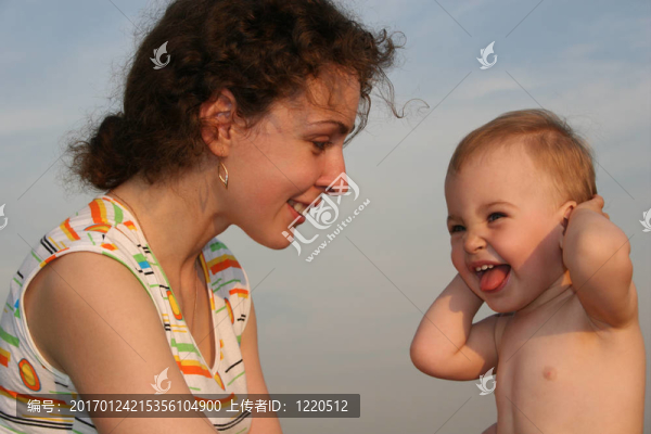 2母親與嬰兒的日落