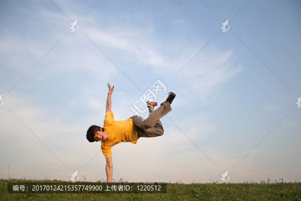 草地上的男孩2