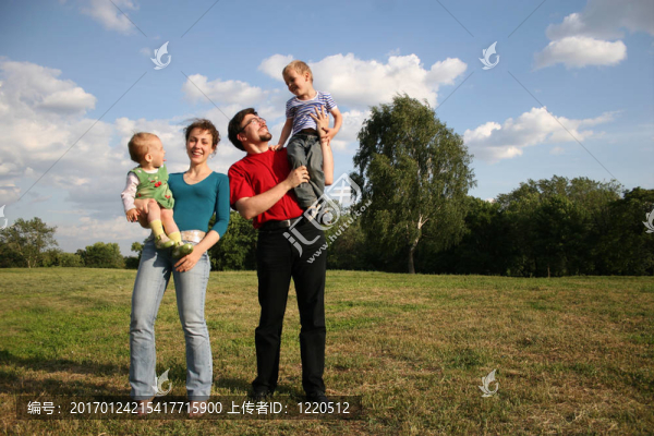 有兩個(gè)孩子的家庭站在草地和樹上-匯圖網(wǎng) www.fosd68.com 有兩個(gè)孩子的家庭站在草地和樹上