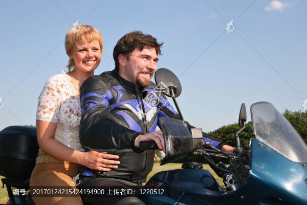 騎自行車的女孩