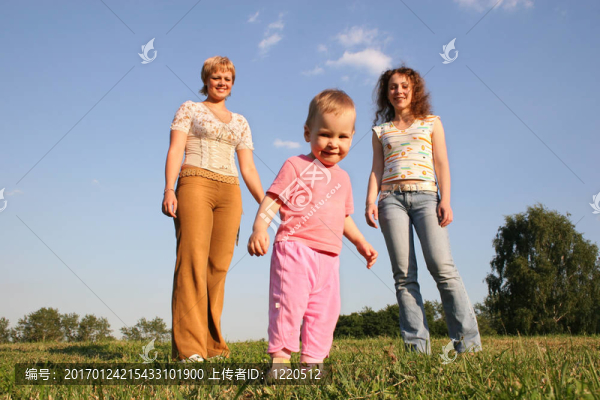 帶兩個女孩的嬰兒
