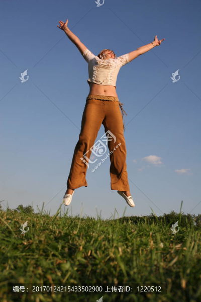 草地上的跳躍女孩2