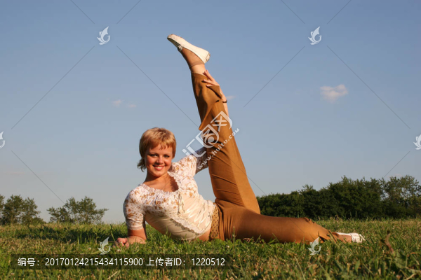 女孩躺在草地上腿