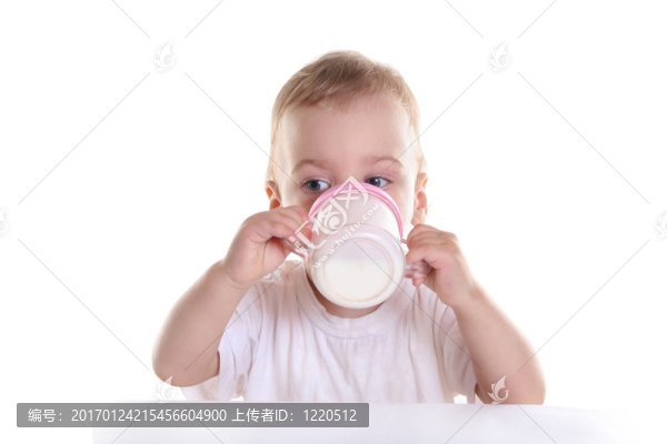 寶寶喝牛奶