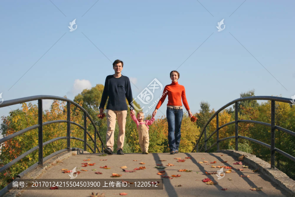 家庭與嬰兒在秋天橋