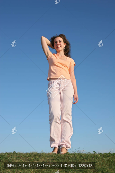 微笑女孩站在草地上