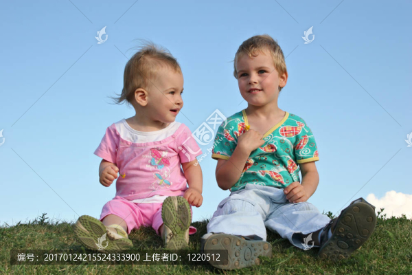 孩子們在草地上
