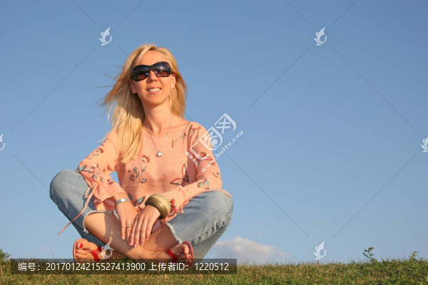 女人坐在草地sunglasse