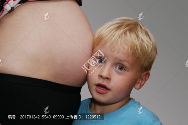 懷孕的媽媽和兒子