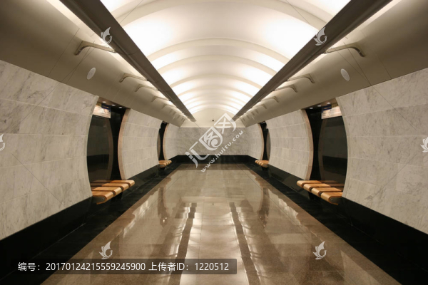 空蕩蕩的地鐵站