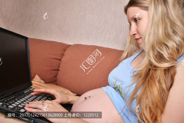 懷孕女孩帶筆記本