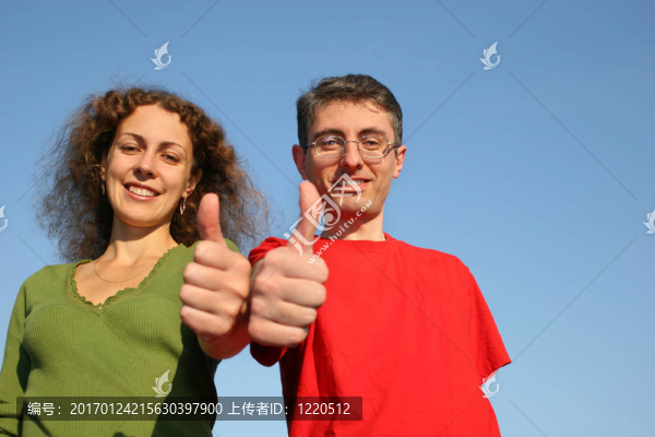 夫婦與確定手指-匯圖網(wǎng) www.fosd68.com 夫婦與確定手指