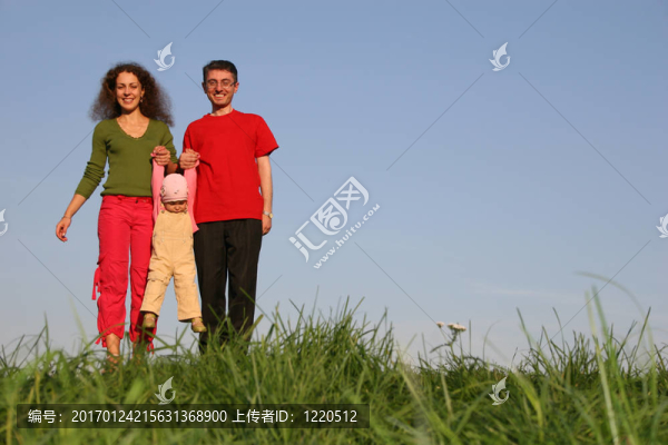 家庭與嬰兒在草地上