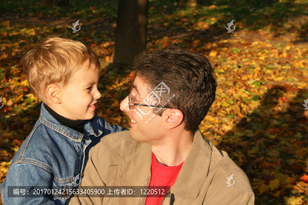 帶孩子的父親。秋天