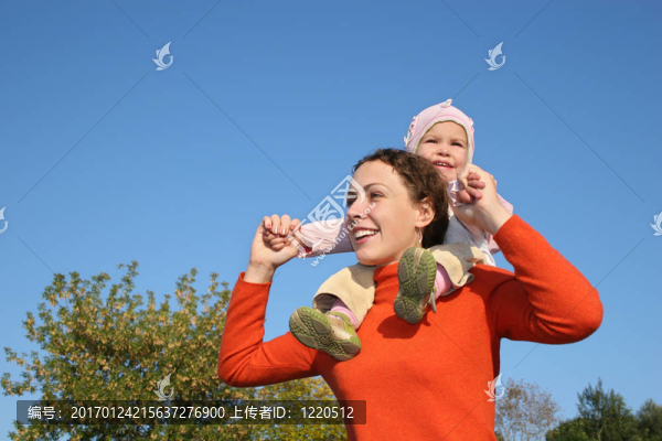 媽媽肩上的嬰兒