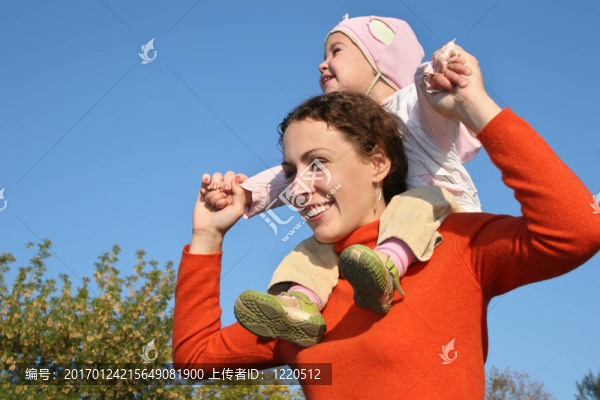 媽媽肩上的嬰兒