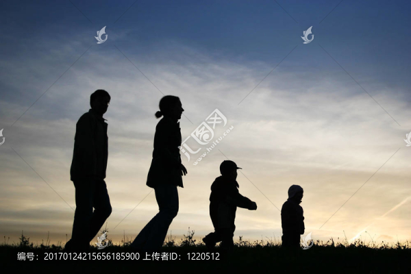 行走的四口之家