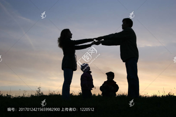 日落之時四口之家