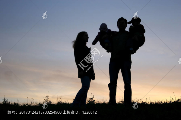 手上有孩子的家庭；日落天空
