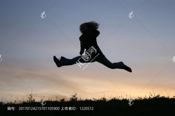 剪影跳的女孩