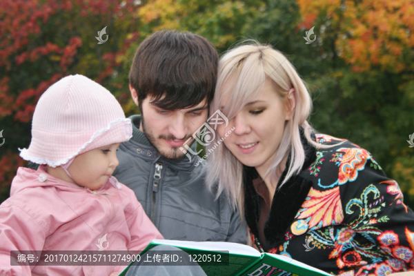 秋季家庭帶寶寶讀書(shū)