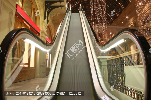 在商店的自動(dòng)扶梯
