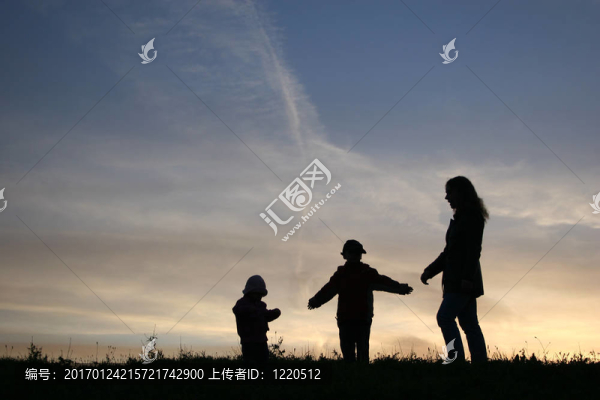 母親與孩子剪影