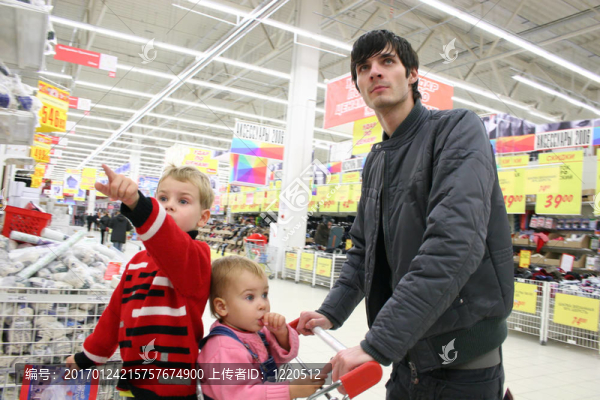 父親與孩子在商店-匯圖網(wǎng) www.fosd68.com 父親與孩子在商店