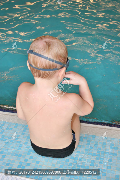 男孩在游泳池