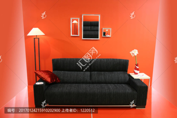 紅墻上的黑色沙發(fā)