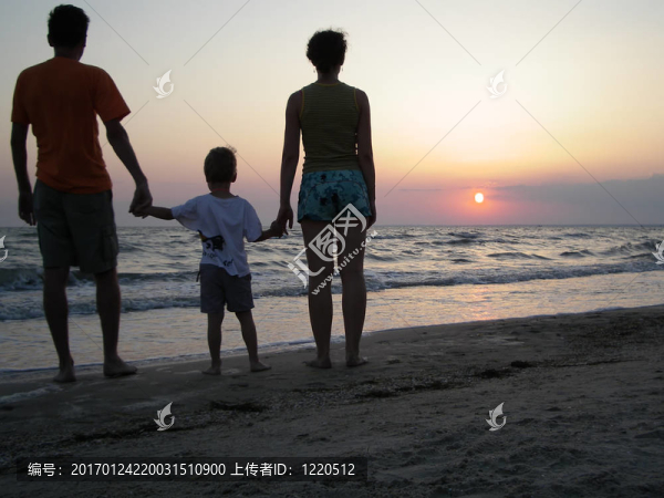 家庭在海灘上