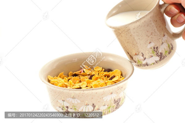玉米片和一杯牛奶的手