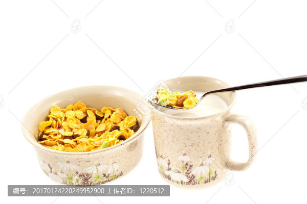 在一杯牛奶玉米片