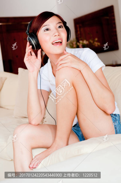 女人聽音樂-匯圖網(wǎng) www.fosd68.com 女人聽音樂