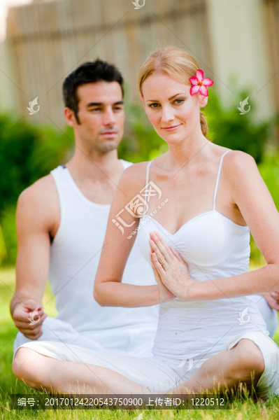 夫婦做瑜伽