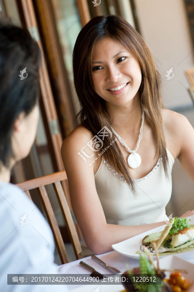 女人在吃午飯