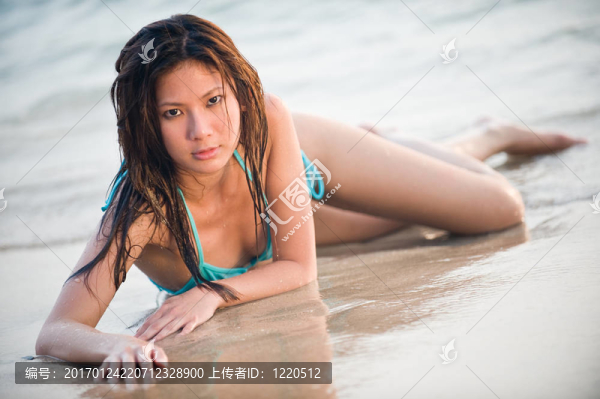 女人在海灘上