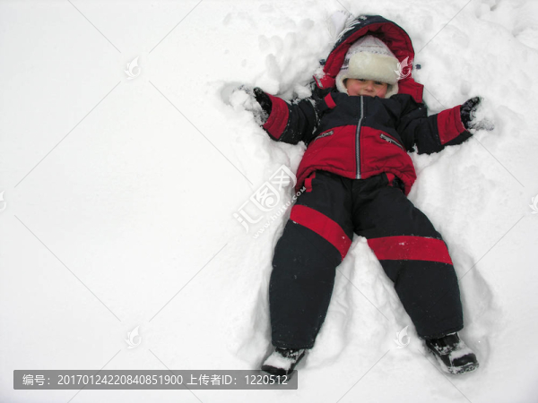 男孩摔倒在雪堆