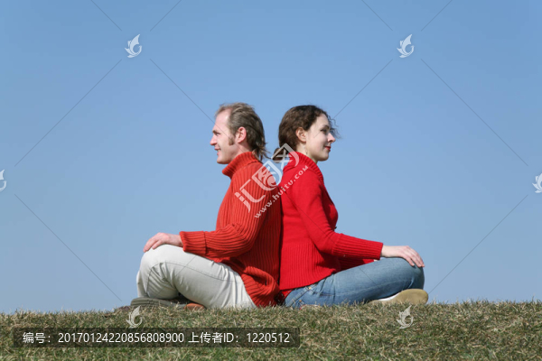 夫婦在草甸