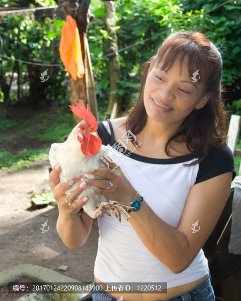 抱著公雞的女人