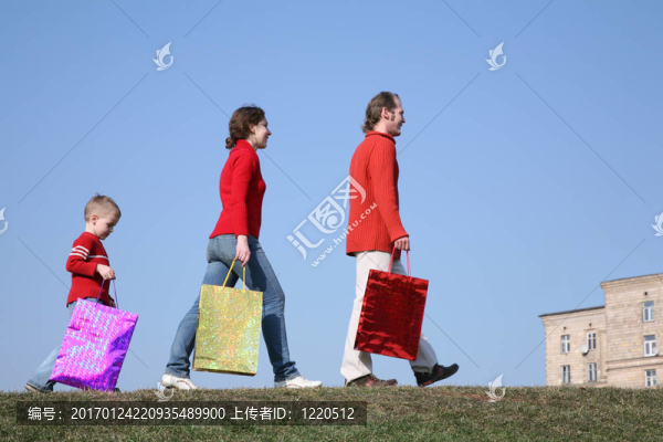 草地上有大袋子的家庭