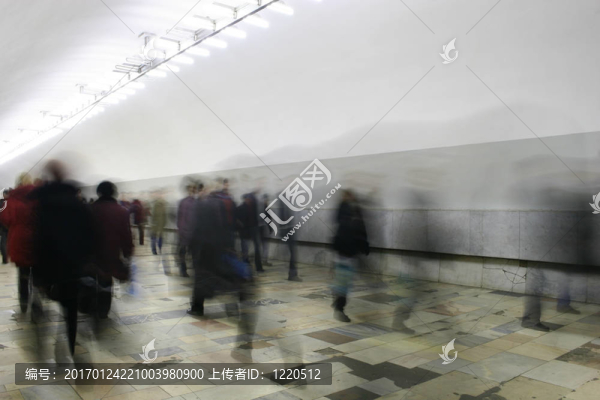 走廊的人群摘要