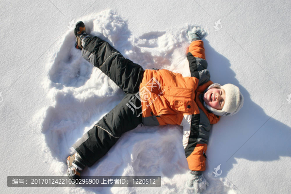 男孩躺在北極雪地上-匯圖網(wǎng) www.fosd68.com 男孩躺在北極雪地上