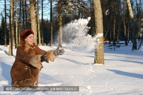 女孩把雪