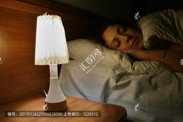 睡眠女人；燈